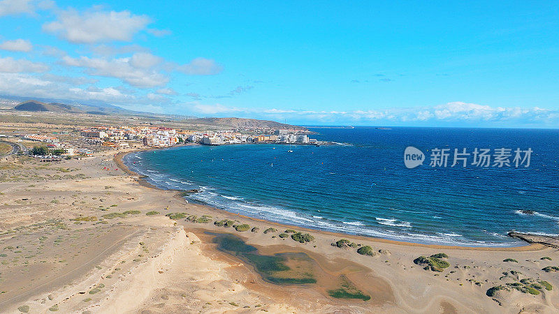 无人机拍摄的El Medano海滩，风和风筝冲浪者的天堂。加那利群岛的特内里费岛